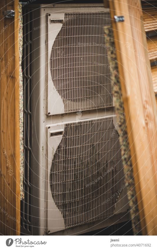Luftwärmepumpe an einem Einfamilienhaus - verkleidet mit Holz - hier geöffnet | ökologische, nachhaltige, moderne und umweltfreundliche Heizung Wärmepumpe