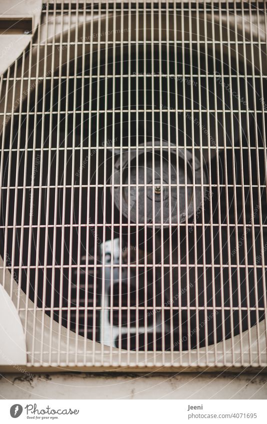 Ventilator einer Luftwärmepumpe  ökologische, nachhaltige, moderne und  umweltfreundliche Heizung - ein lizenzfreies Stock Foto von Photocase
