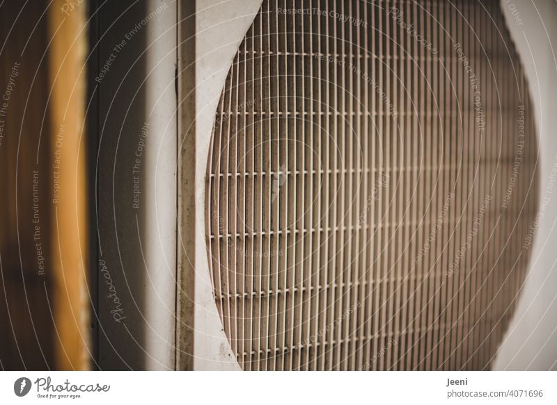 Ventilator einer Luftwärmepumpe - seitlicher Blick | ökologische, nachhaltige, moderne und umweltfreundliche Heizung Wärmepumpe umweltschonend Wärmegewinnung