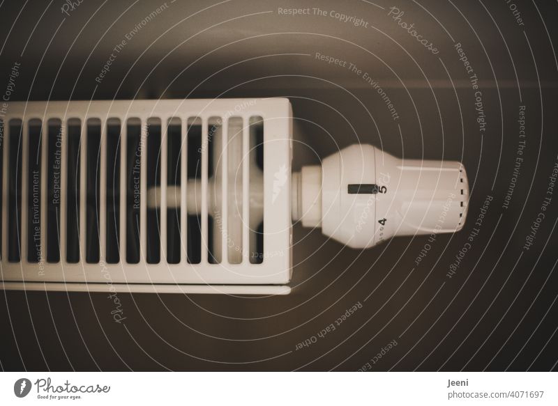 Thermostat an einem Heizkörper auf Stufe 5 eingestellt Thermostatventil Heizung Temperatur Ventil Raum zimmer Haus Wohnung fünf Einstellung einstellungen drehen