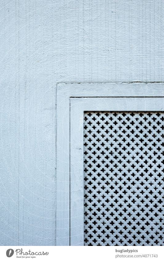 Kellerfensterabdeckung in einer weißen Fassade. Fenster Hauswand Hauswandfenster grau Wand Farbe Anstrich Muster Strukturen & Formen Formen und Strukturen