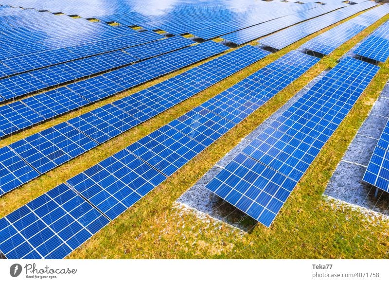 ein moderner Solarpark von oben solar Solarzellen Sonne sonnig Winter Energie Ökostrom Sonnenenergie Wolken moderne Solarzellen blau blaue Solarzellen