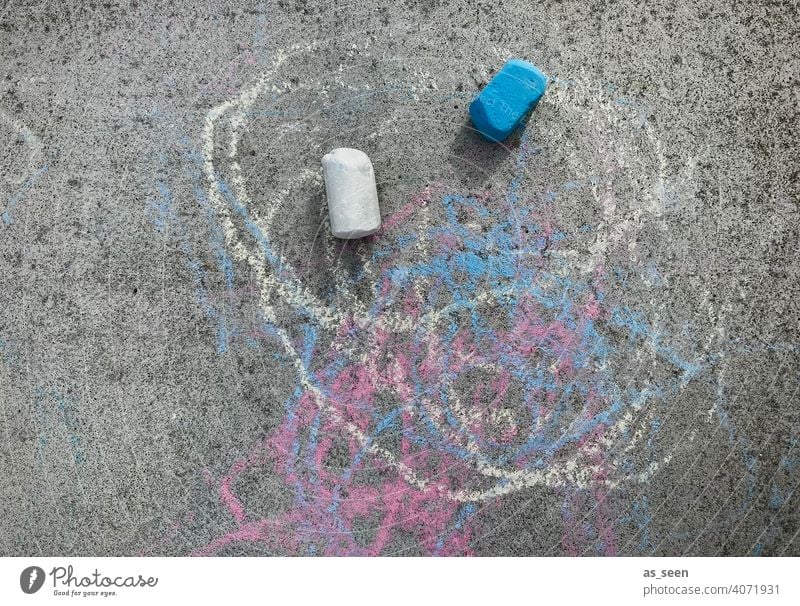 Straßenkreide Bemalung Kindheit Spielen bemalen Kreide bunt blau weiß grau draußen Kreativität Freizeit & Hobby Kinderspiel Freude zeichnen Kreidezeichnung