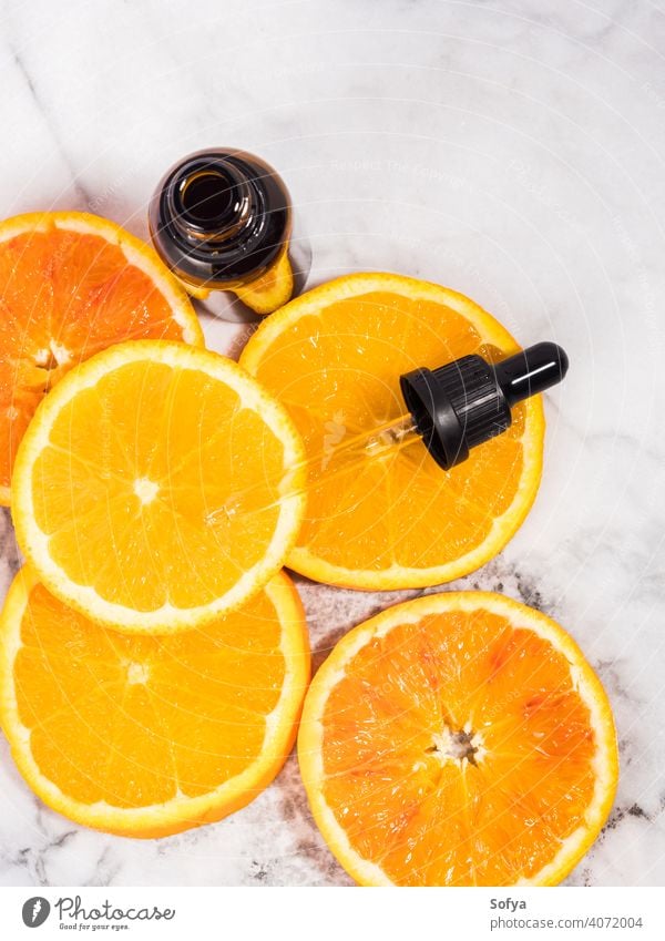 Vitamin C Serum Flasche mit Tropfer auf weißem Marmor Hintergrund orange notwendig Erdöl Schönheit Aromatherapie Murmel Glas Haut Pflege Scheibe hell dunkel