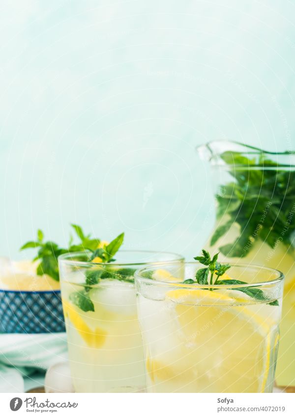 Frische Zitronenlimonade in Krug und Gläsern Limonade Sommer aufgegossen Kannen trinken Cocktail Frucht Blatt gefroren Italienisch Frühling Glas Saft