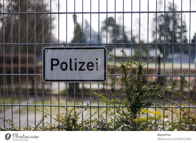 Bitte nicht füttern ! Polizei polizeistaat Außenaufnahme Farbfoto Politik & Staat Menschenleer Schilder & Markierungen Hinweisschild Verantwortung
