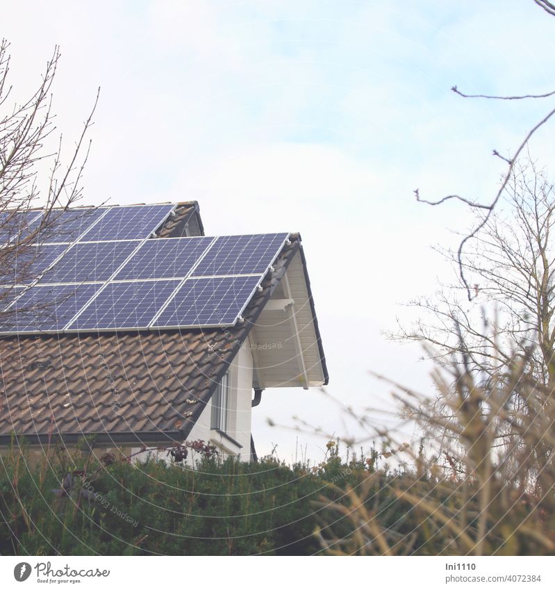 Photovoltaikanlage auf der Dachfläche eines Wohnhauses Solarenergie Stromversorgung Energie Sonnenenergie CO2 Umweltfreundlich Alternative Energie speichern