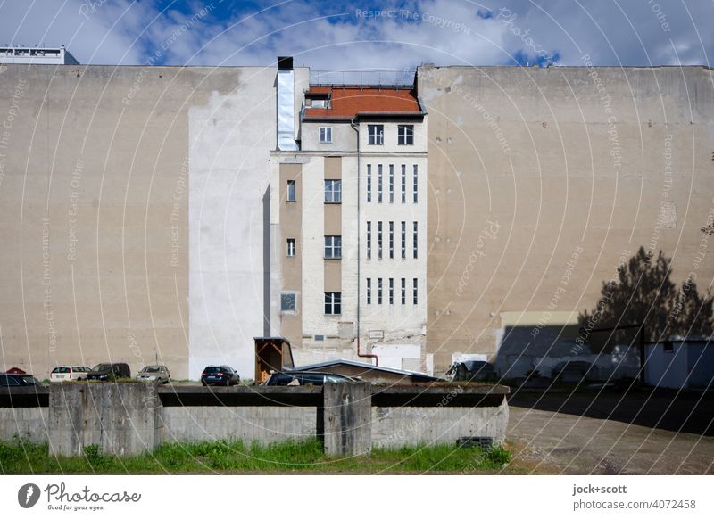 Zentral in der Mitte Stadthaus Brandmauer Fassade Lüftungsschacht Hinterhof alt Berlin-Mitte Himmel Symmetrie historisch Wandel & Veränderung