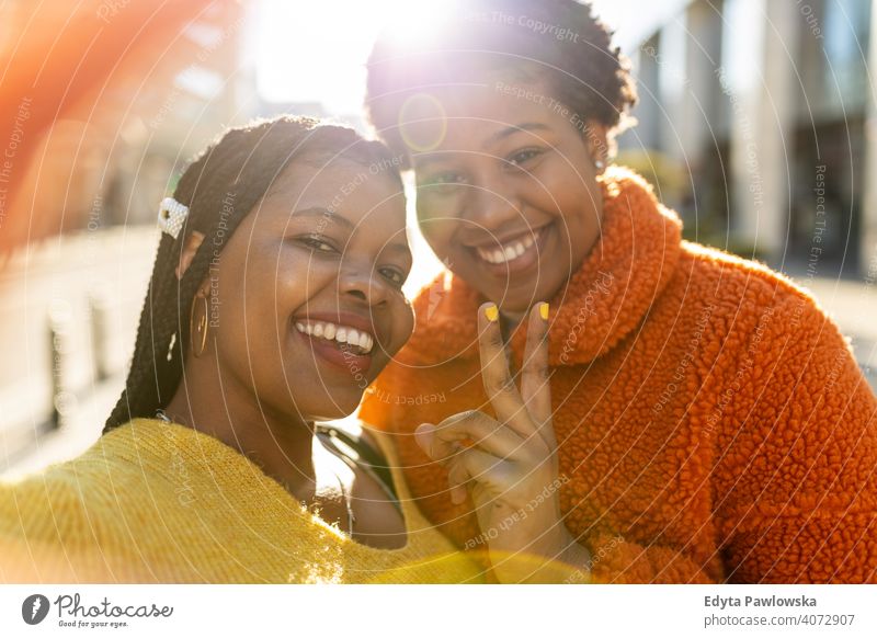 Schöne glückliche Freundinnen nehmen ein Selfie zusammen Vielfalt unterschiedliche Menschen Liebe im Freien Tag Positivität selbstbewusst sorgenfrei Frau jung