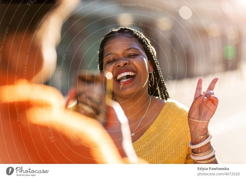 Schöne glückliche Freundinnen nehmen ein Selfie zusammen Afrikanisch Afro-Look Vielfalt unterschiedliche Menschen Liebe im Freien Tag Positivität selbstbewusst