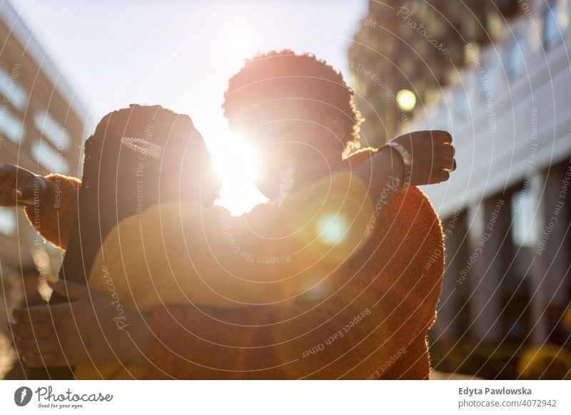Porträt von zwei schönen glücklichen Freundinnen umarmen im Freien Vielfalt unterschiedliche Menschen Liebe Tag Positivität selbstbewusst sorgenfrei Frau jung