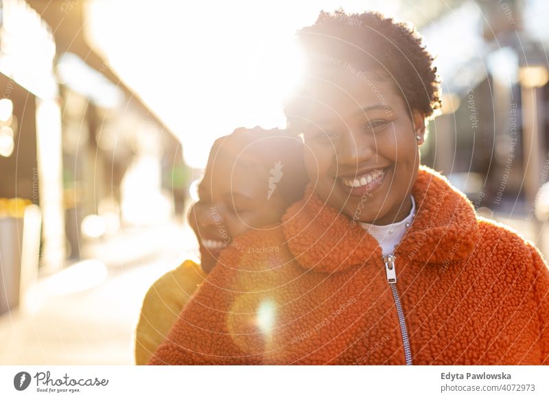 Zwei schöne afro-amerikanische Frauen in einem städtischen Stadtgebiet Vielfalt unterschiedliche Menschen Liebe im Freien Tag Positivität selbstbewusst