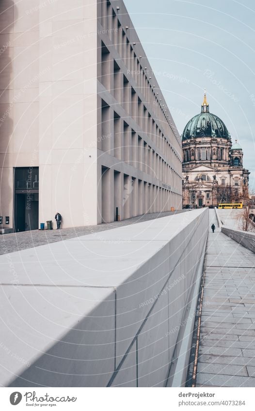 Humboldtforum im Berliner Stadtschloß mit Berliner Dom im Hintergrund Spree Blauer Himmel Historische Bauten Stadtzentrum Sehenswürdigkeit Textfreiraum rechts