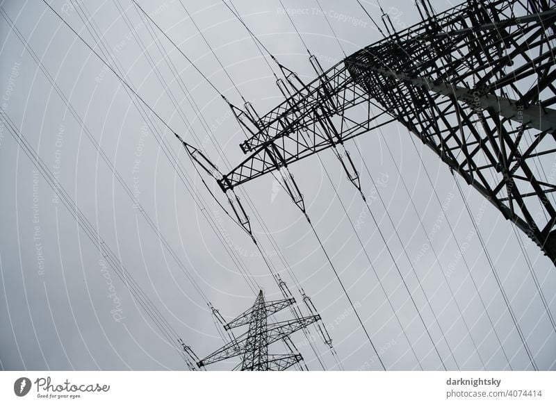 Transport von elektrischer Energie durch Kabel an mehreren Masten Wolken Farbfoto Leitung Technik & Technologie Hochspannungsleitung Kragarm Fachwerkträger