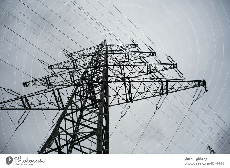 Transport von elektrischer Energie durch Kabel an einem Mast Wolken Farbfoto Leitung Technik & Technologie Hochspannungsleitung Kragarm Fachwerkträger