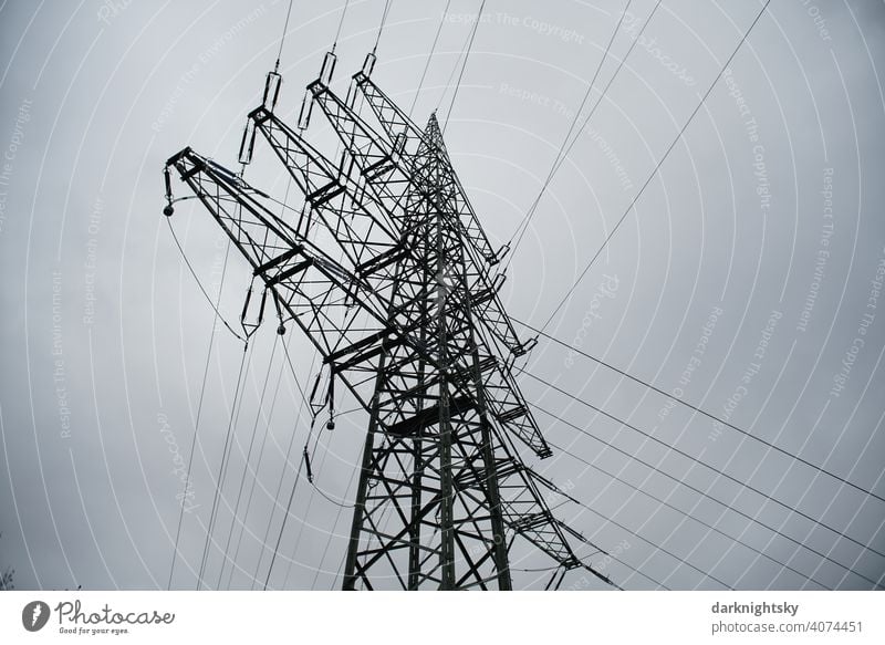 Transport von elektrischer Energie durch Kabel an einem Mast Wolken Farbfoto Leitung Technik & Technologie Hochspannungsleitung Freischwinger Fachwerkträger