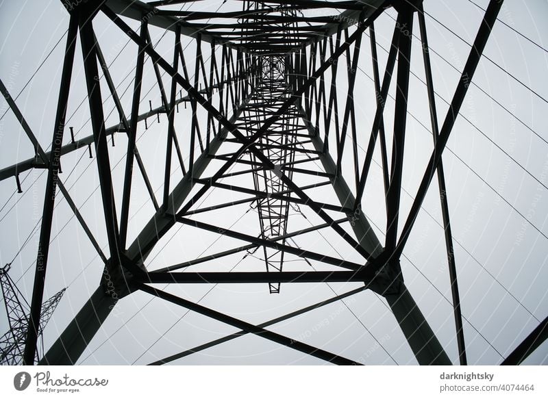 Transport von elektrischer Energie durch Kabel an einem Mast in Form einer statischen Fachwerkkonstruktion Wolken Farbfoto Leitung Technik & Technologie