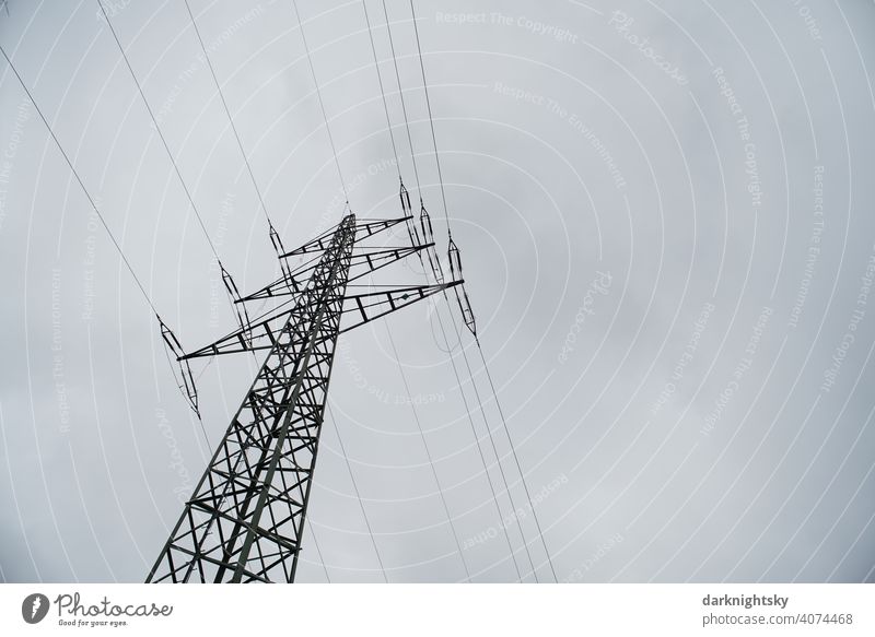 Transport von elektrischer Energie durch Kabel an einem Mast Wolken Farbfoto Leitung Technik & Technologie Hochspannungsleitung Freischwinger Fachwerkträger