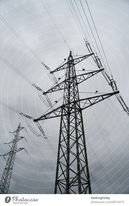 Transport von elektrischer Energie durch Kabel an mehreren hohen Masten Wolken Farbfoto Leitung Technik & Technologie Hochspannungsleitung Kragarm