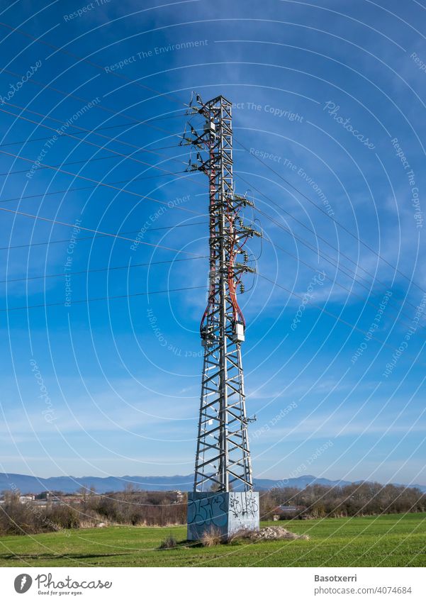 Mittelspannungsmast in der Landschaft. Vitoria, Baskenland, Spanien Strommast Stromversorgung Mast Stromleitung Elektrizität Energie Technik & Technologie
