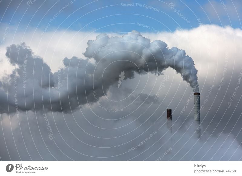 rauchender Industrieschornstein. In Abgasen verhüllte Industrielandschaft. Luftverschmutzung Himmel Fabrik Rauch klimaschädlich CO2-Ausstoß Kohlendioxid