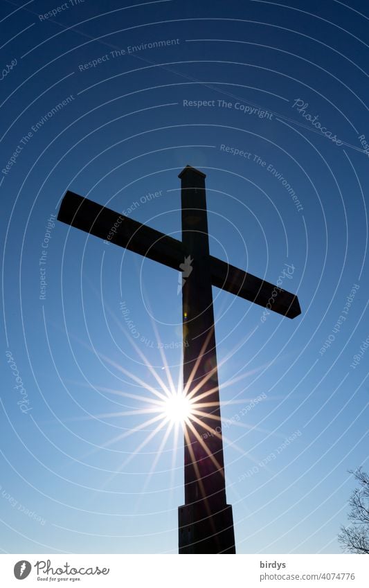 christliches Feldkreuz vor blauem Himmel mit strahlender Sonne. Kreuz, Gegenlichtaufnahme Christentum Kirche Christliches Kreuz Religion & Glaube Katholizismus