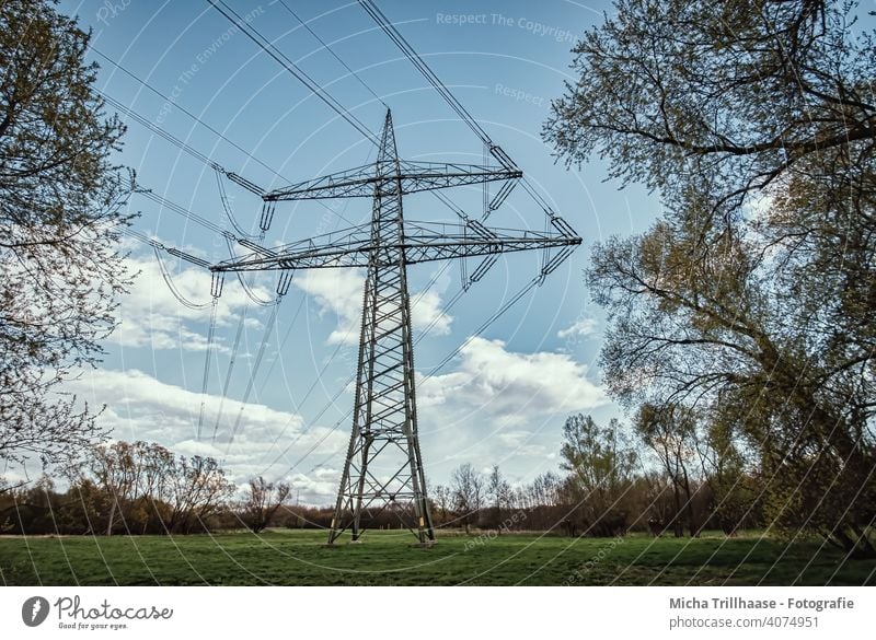 Strommast und Hochspannungsleitungen in der Landschaft Stromleitungen Stromtrasse Elektrizität Energiewirtschaft Technik & Technologie Stromtransport Kabel