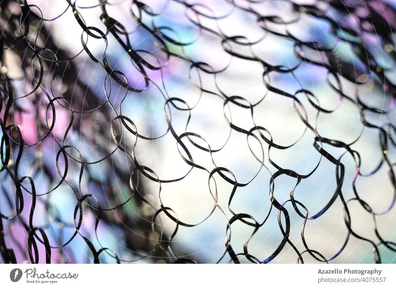Close up Bild eines Metallnetzes mit buntem Hintergrund abstrakt Kunst Unschärfe verschwommen Zelle Farbe farbenfroh Anschluss Kreativität Design fein