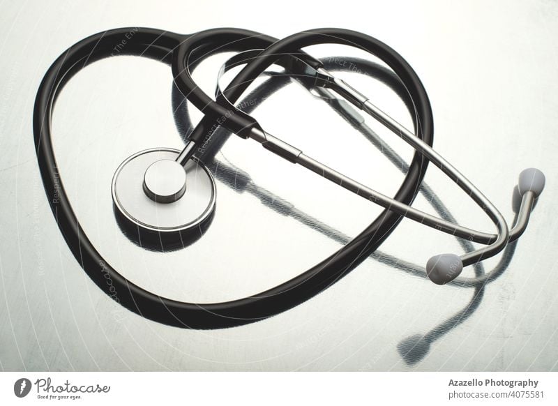 Traditionelles Stethoskop auf weißem, reflektierendem Hintergrund. Attribute kardial Kardiologie Pflege klinisch Konzept Coronavirus covid-19 Kur Schreibtisch