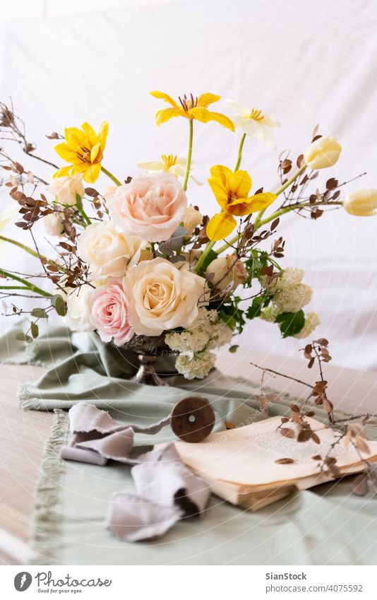 Stilleben mit einem schönen Blumenstrauß Tisch Vase Hochzeit Dekoration & Verzierung weiß Buch Bücher Hintergrund Innenbereich Ordnung Abendessen romantisch
