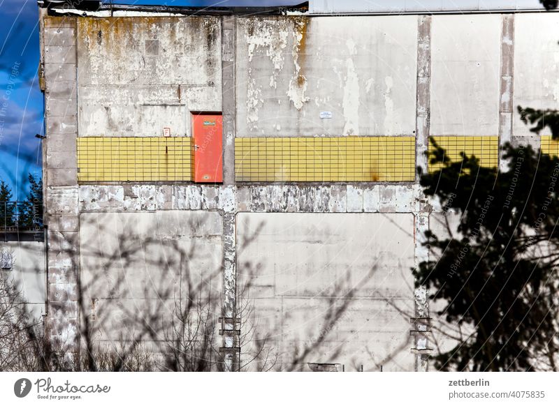 Tür an einer verblüffenden Stelle tür wand mauer haus gebäude abriss fassade halle raum falltür gefahr gefährlich absturz