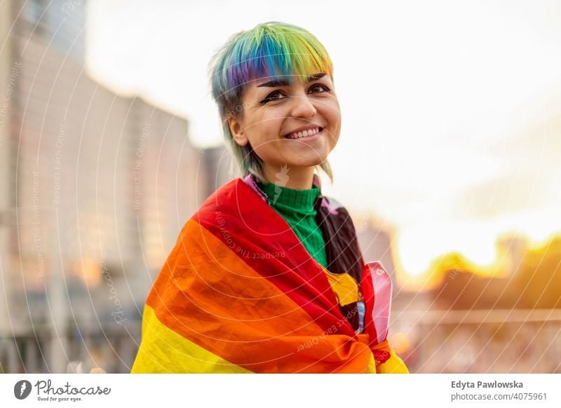 Porträt einer geschlechtslosen Person mit Regenbogenfahne nicht-binär geschlechtsfluid Gender-Fluidität lgbt Gleichstellung Homosexualität lesbisch Fahne Stolz