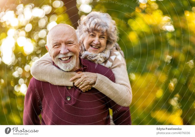 Glückliches Seniorenpaar, das einen Tag im Freien im Herbst genießt Paar Liebe echte Menschen in den Ruhestand getreten Rentnerin gealtert Großmutter Großeltern