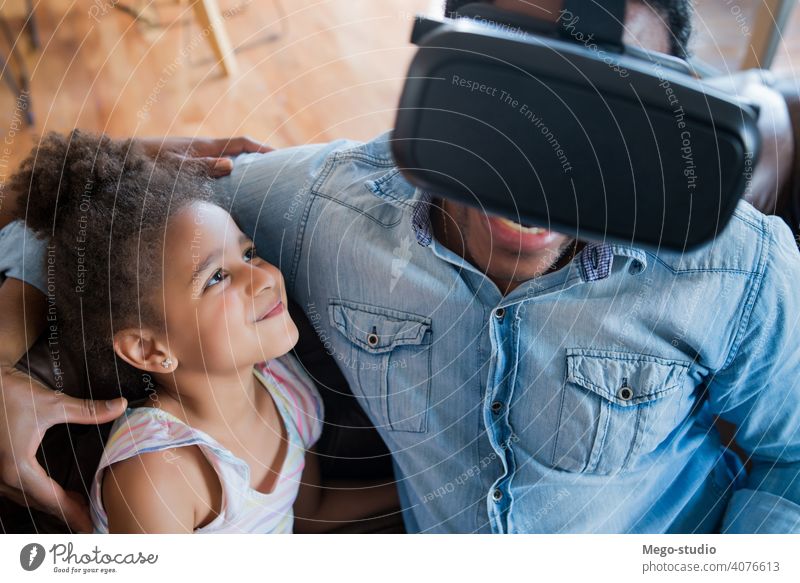 Vater und Tochter spielen Videospiele. monoparentiell Spiel VR Entertainment Zusammensein Gerät digital Headset sich[Akk] entspannen Freude Internet Aufenthalt