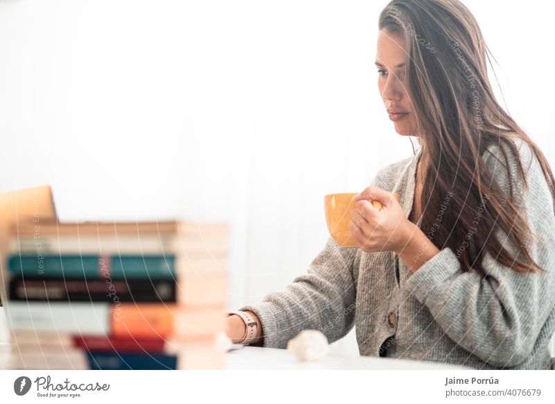 junge Frau bei Telearbeit zu Hause mit Computer und Kaffee trinken Brille Dienst eine Person Anruf Mitteilung Geschäftsfrau schön Europäer Menschen