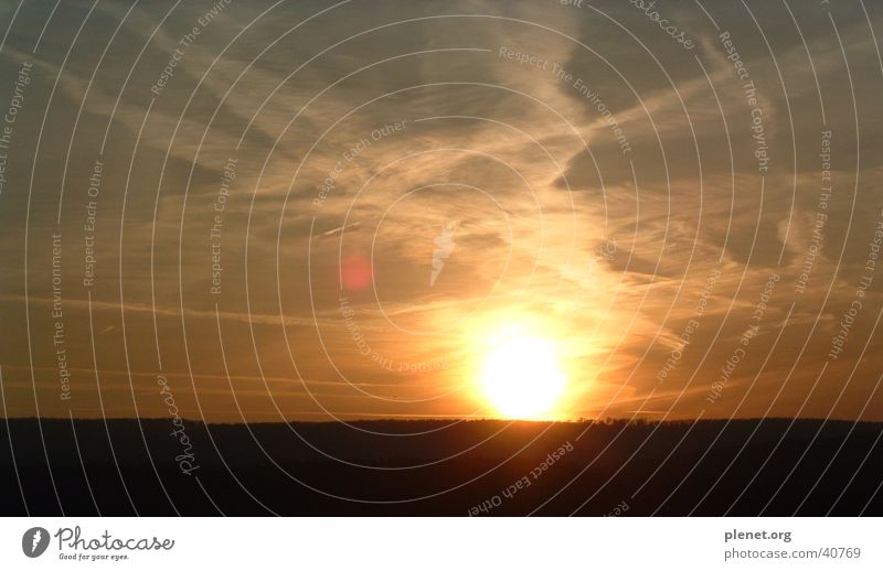 zerrissener himmel Wolken Kondensstreifen Sonnenuntergang dunkel Dämmerung kaputt Sonnenbrille Abend Himmel