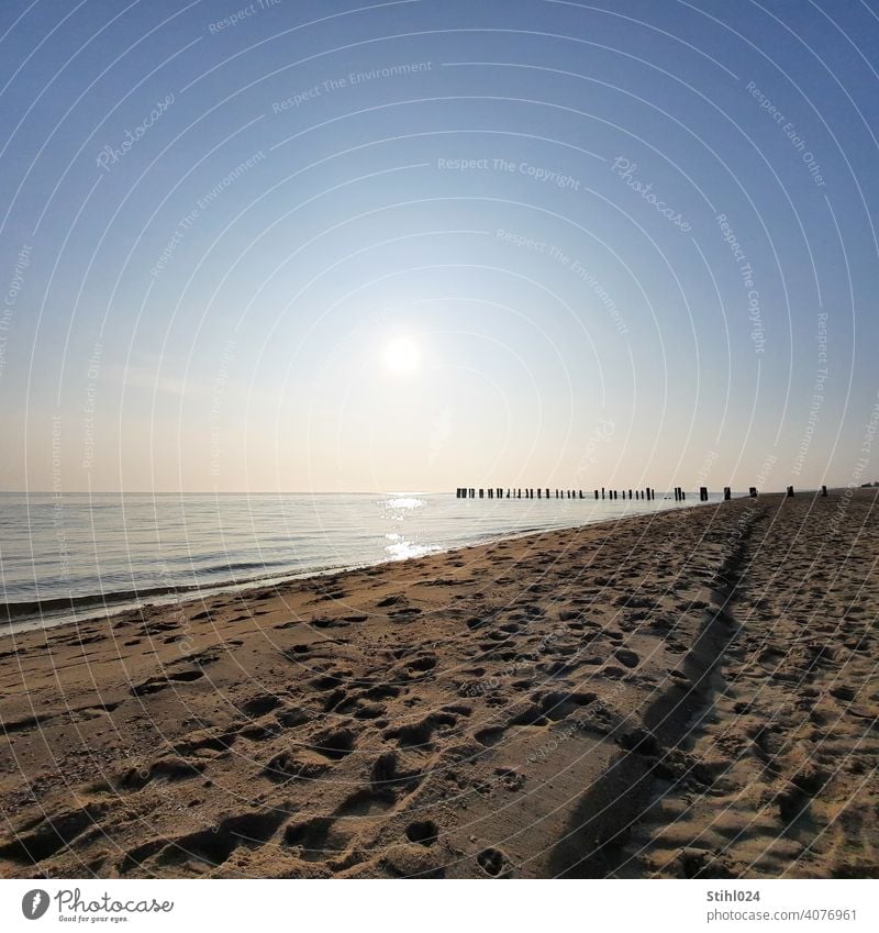 Sandstrand mit Buhne am Nachmittag Strand spazieren Ostsee Nordsee Fußspuren Spuren Wellengang Sonne Horizont Urlaub Spiegelung Meer Ferien & Urlaub & Reisen