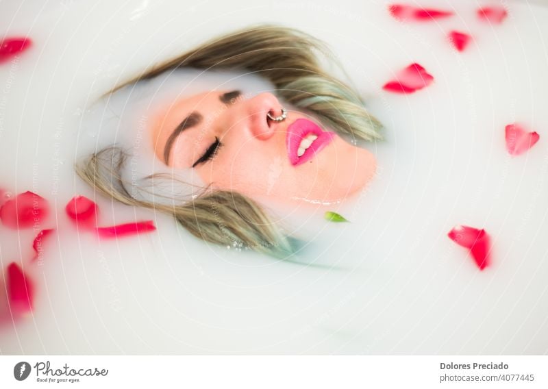 Junge Frau nimmt ein entspannendes Bad aus Milch und Rosen jung nass Wellness Wohlbefinden Wasser Kübel Behandlung Spa Erholung sich[Akk] entspannen Vergnügen
