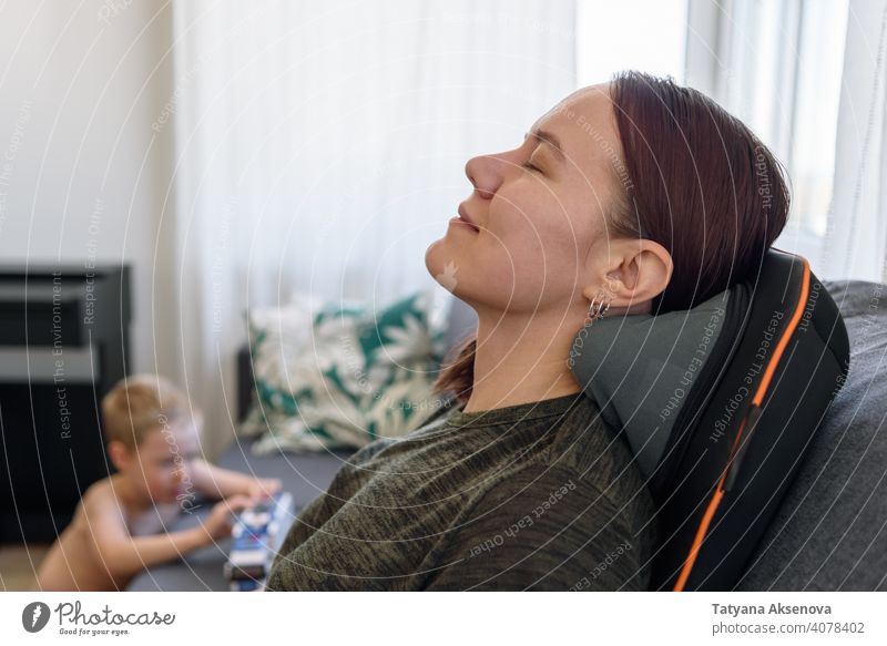 Frau entspannt auf Massagestuhl Stuhl Erholung im Innenbereich heimwärts Mutter Kind Wellness Gesundheit bequem Sitzen Behandlung Menschen sich[Akk] entspannen