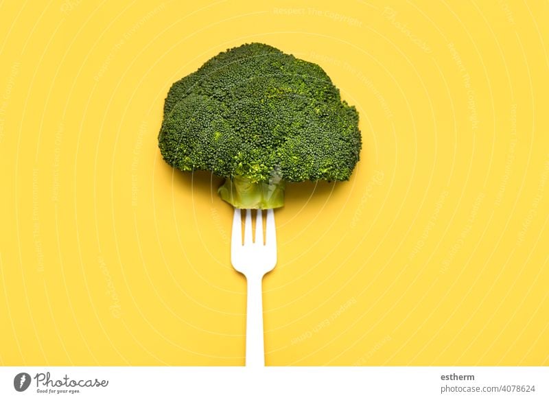 Frischer Brokkoli auf einer weißen Plastikgabel.Gesunde Ernährung Lebensstil Lebensmittel Gemüse Nahaufnahme diätetisch Küche gesunde Ernährung Produkt Veganer