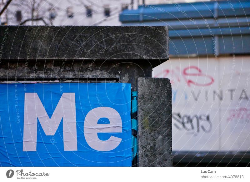 Elektrokasten mit weißem Schriftzug „Me“ auf blauem Hintergrund Wort Plakat weiß-blau Schriftzeichen Buchstaben Text Typographie Menschenleer Kommunikation