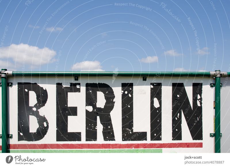 sexy Himmel über armes Berlin verwittert Typographie Schilder & Markierungen Zahn der Zeit Sportplatzbande abgeplatzt Wort Rahmen Zaun wolkig Großbuchstabe