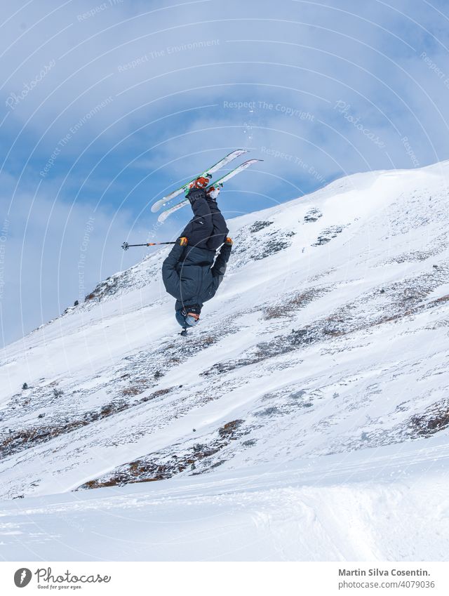 Junger Mann beim Skifahren an einem sonnigen Tag in Andorra. Aktion aktiv Alpen arcalis Athlet Hintergrund kalt Farbe Konkurrenz Tiefschnee bergab redaktionell