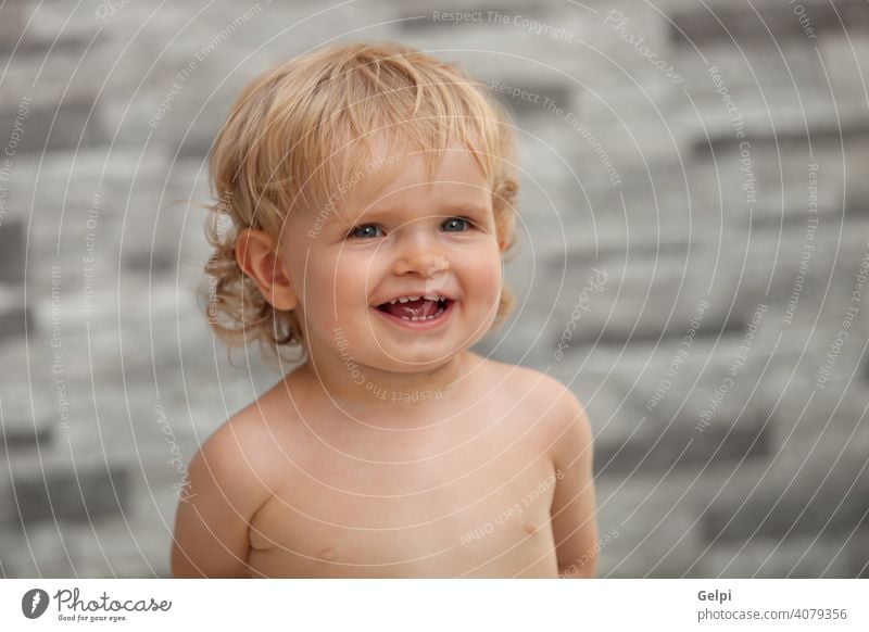 Glückliches Baby ein Jahr alt mit blondem und lockigem Haar niedlich Kind weiß Ausdruck cool Sommer außerhalb Kleinkind Junge Kaukasier wenig eine Lifestyle