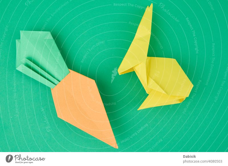 Papier Origami Kaninchen und Karotte auf grünem Hintergrund Hase Feiertag Tier Dekoration & Verzierung Frühling Glück Möhre niedlich Kunst Ostern farbenfroh