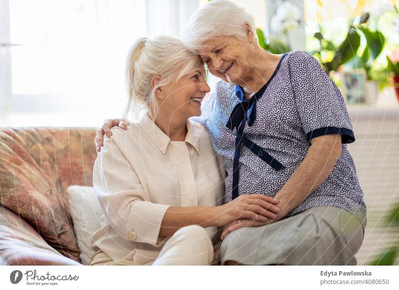 Ältere Frau verbringt viel Zeit mit ihrer Tochter Lächeln Glück genießend Positivität Vitalität Freude Selbstvertrauen Menschen Senior reif lässig Kaukasier