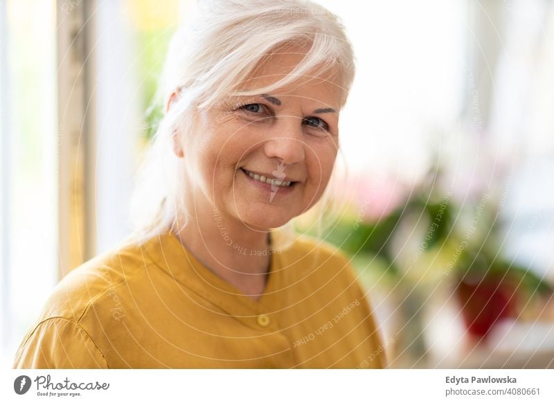 Porträt einer reifen Frau zu Hause Lächeln Glück genießend Positivität Vitalität Freude Selbstvertrauen Menschen Senior lässig Kaukasier älter heimwärts alt