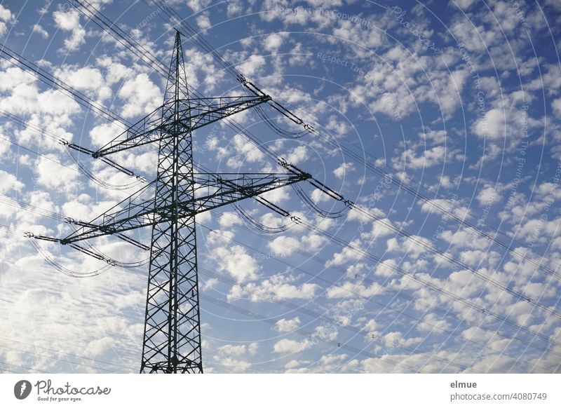 Freileitungsmast mit Hochspannungsleitungen vor einem blauen Himmel mit Schäfchenwolken / Strommast / Energie Stromleitung Konstruktion Tragmast Abspannmast