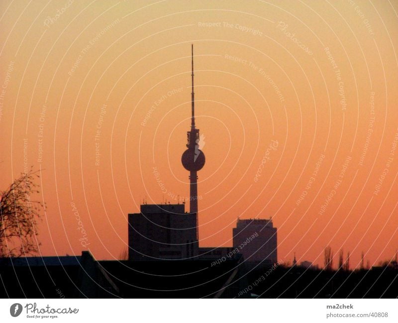 Fernsehturm im Feuersturm Aussicht Fototechnik Berliner Fernsehturm Abenddämmerung alex Forumhotel