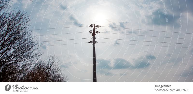 Hochspannung Stromleitung gegen blauen Himmel mit Wolken, Rheinland-Pfalz, Deutschland. Hochspannungsmasten, Stromleitungsturm, alternative Energie, neue Naturlandschaft